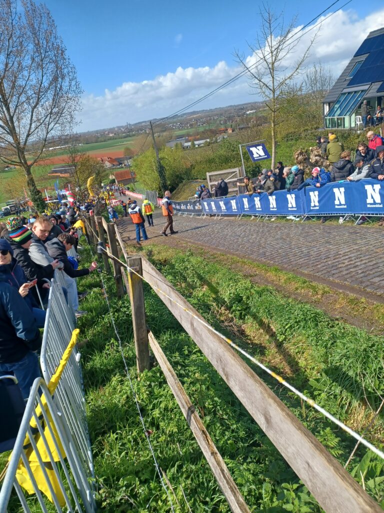 Membres du club Kerbarrés et VC Laillé sur les pavés du Tour des Flandre