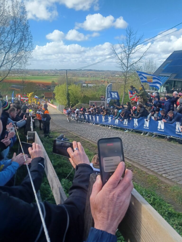 Membres du club Kerbarrés et VC Laillé sur les pavés du Tour des Flandre