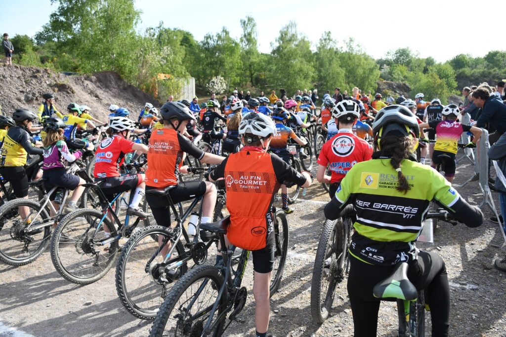 Départ ou regroupement des coureurs VTT Ker Barrés sur l’épreuve XC de Laillé.