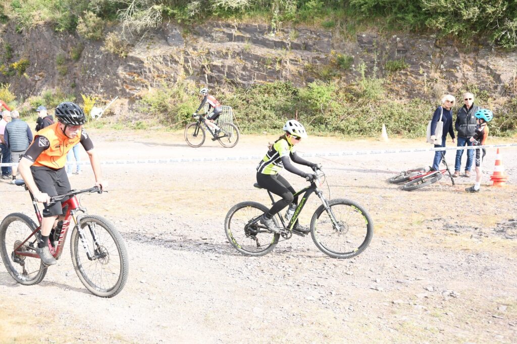 Passage technique en VTT sur terrain poussiéreux à Laillé pendant la Coupe de Bretagne 2026.