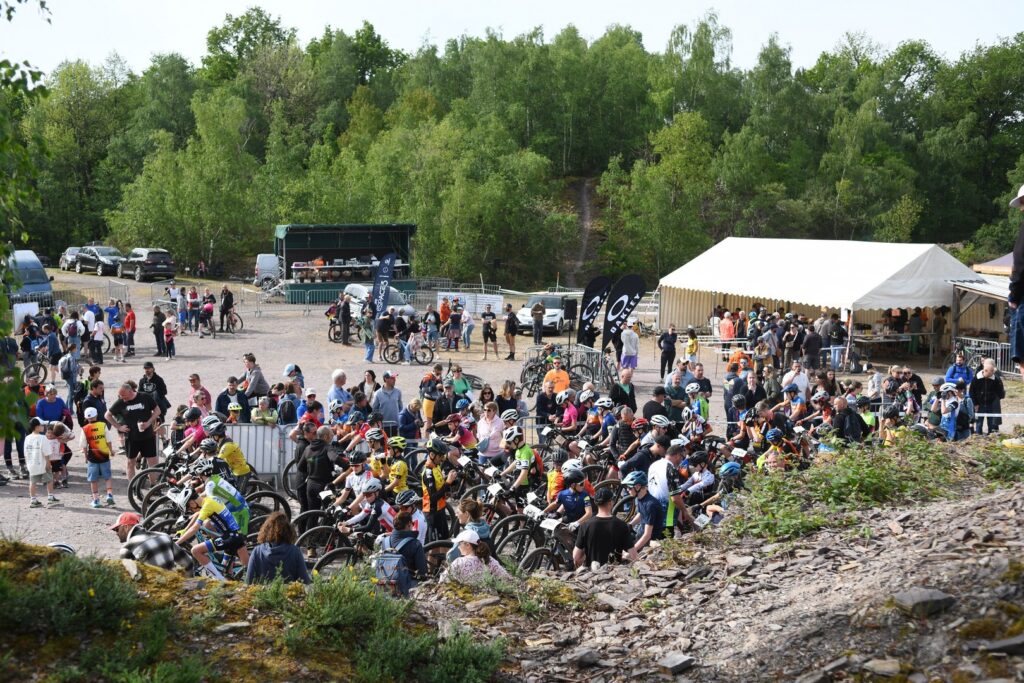 Vététiste des Ker Barrés franchissant une section rocheuse sur le circuit XC de Laillé.