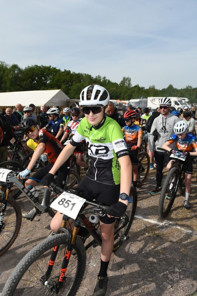 Départ ou regroupement des coureurs VTT Ker Barrés sur l’épreuve XC de Laillé.