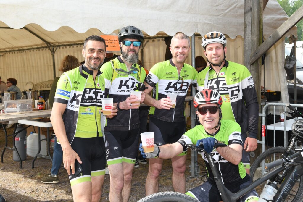 Groupe de cycliste (VTT) des Kerbarrés un verre à la main