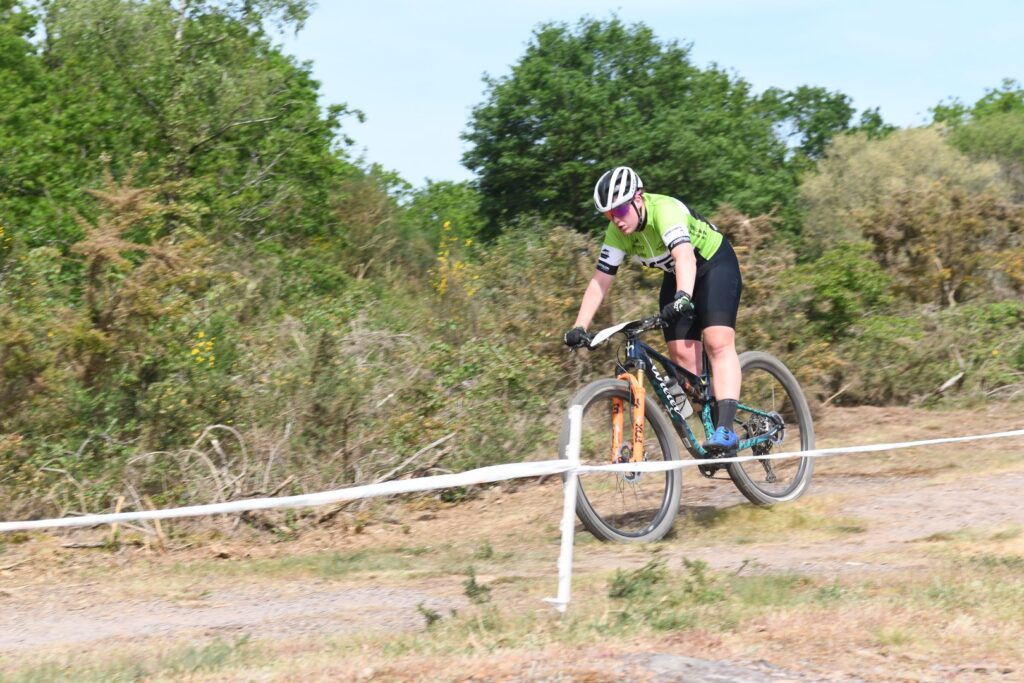 Johanne des Ker Barrés en plein effort lors de la Coupe de Bretagne VTT XC 2026.