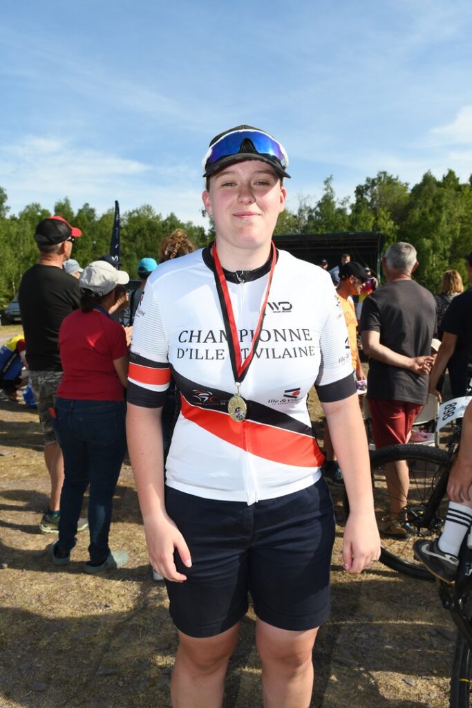 Portrait de Johanne portant le maillot d’Ille‑et‑Vilaine après son titre de championne départementale.