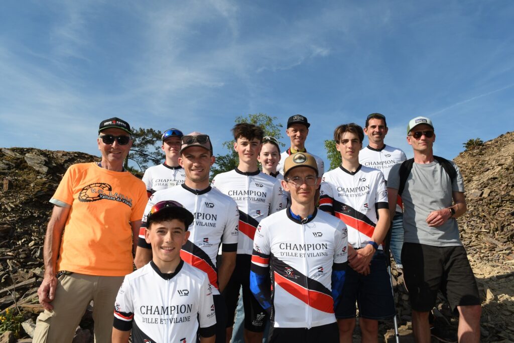 Groupe de coureurs VTT dans la carrière de Laillé pendant la Coupe de Bretagne XC.