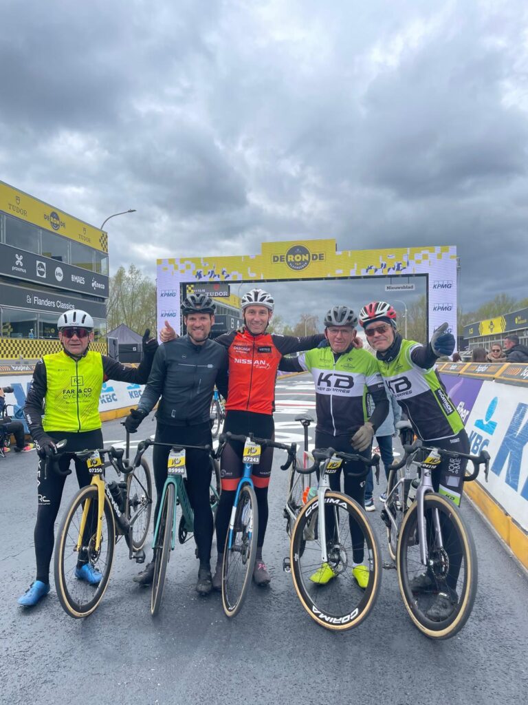 Membres du club Kerbarrés et VC Laillé sur les pavés du Tour des Flandre